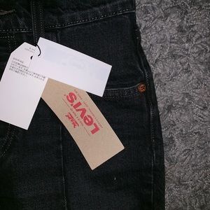 NWT LEVI’S altered straight leg!! Size 26